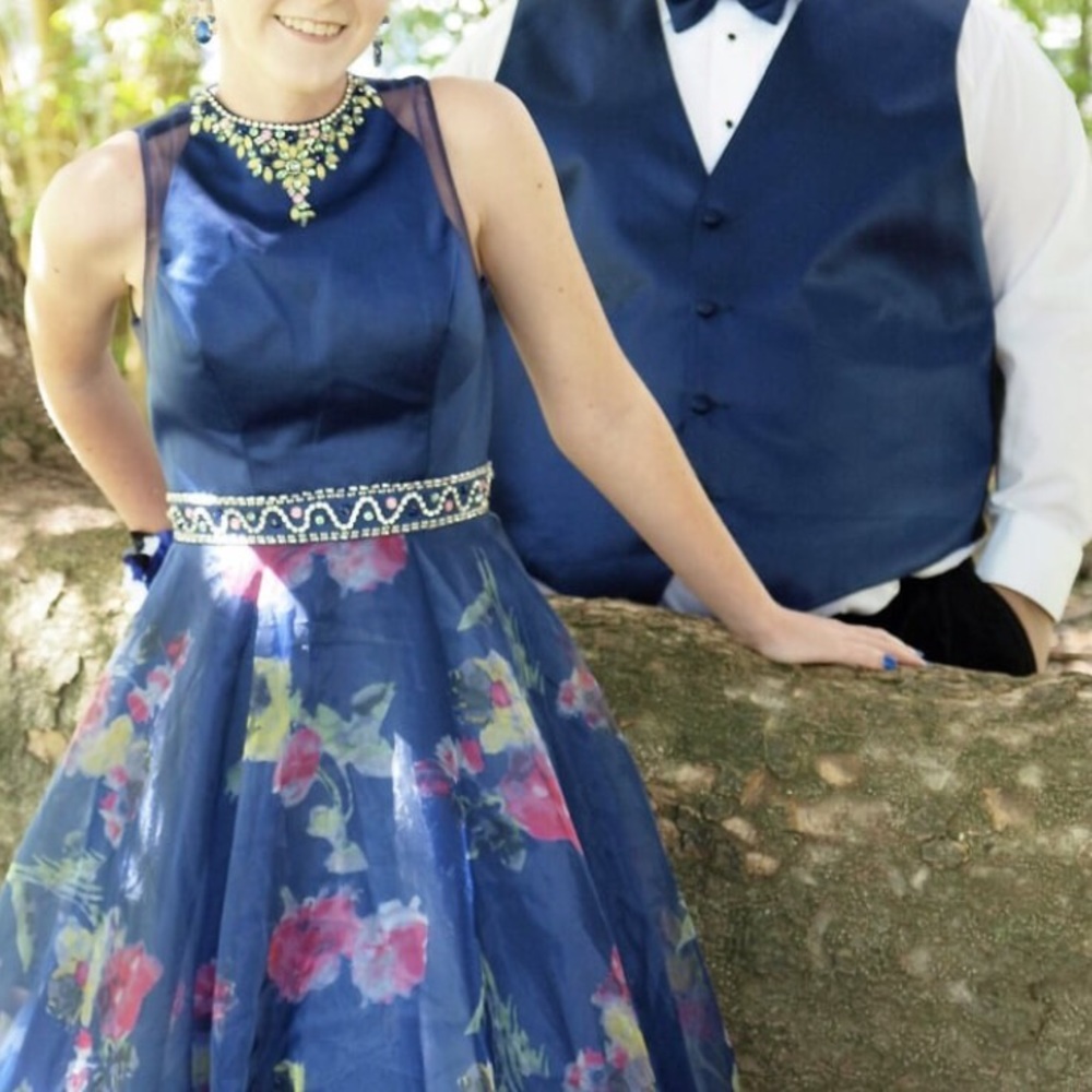 Dress only , size 0-1 very gorgeous